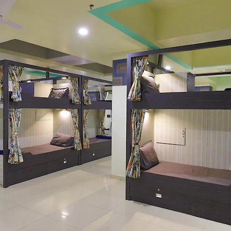 In & Out Dormitory Ahmedabad Luaran gambar
