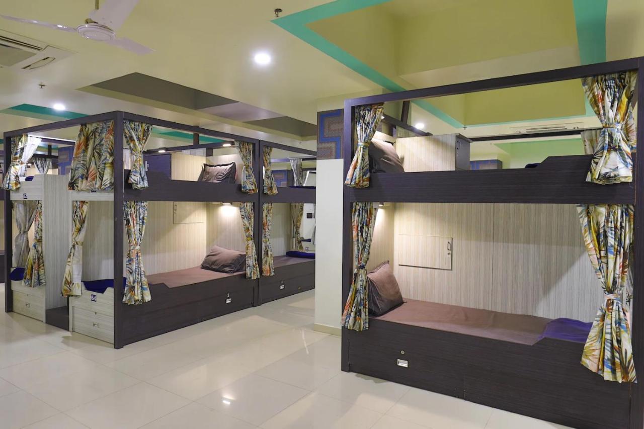 In & Out Dormitory Ahmedabad Luaran gambar