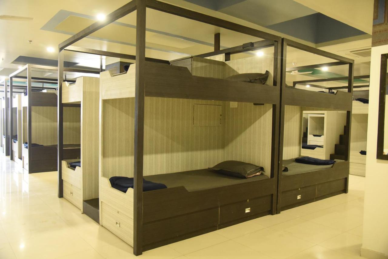 In & Out Dormitory Ahmedabad Luaran gambar