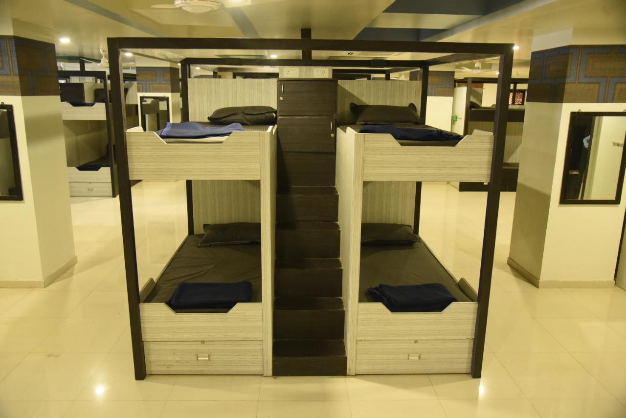 In & Out Dormitory Ahmedabad Luaran gambar