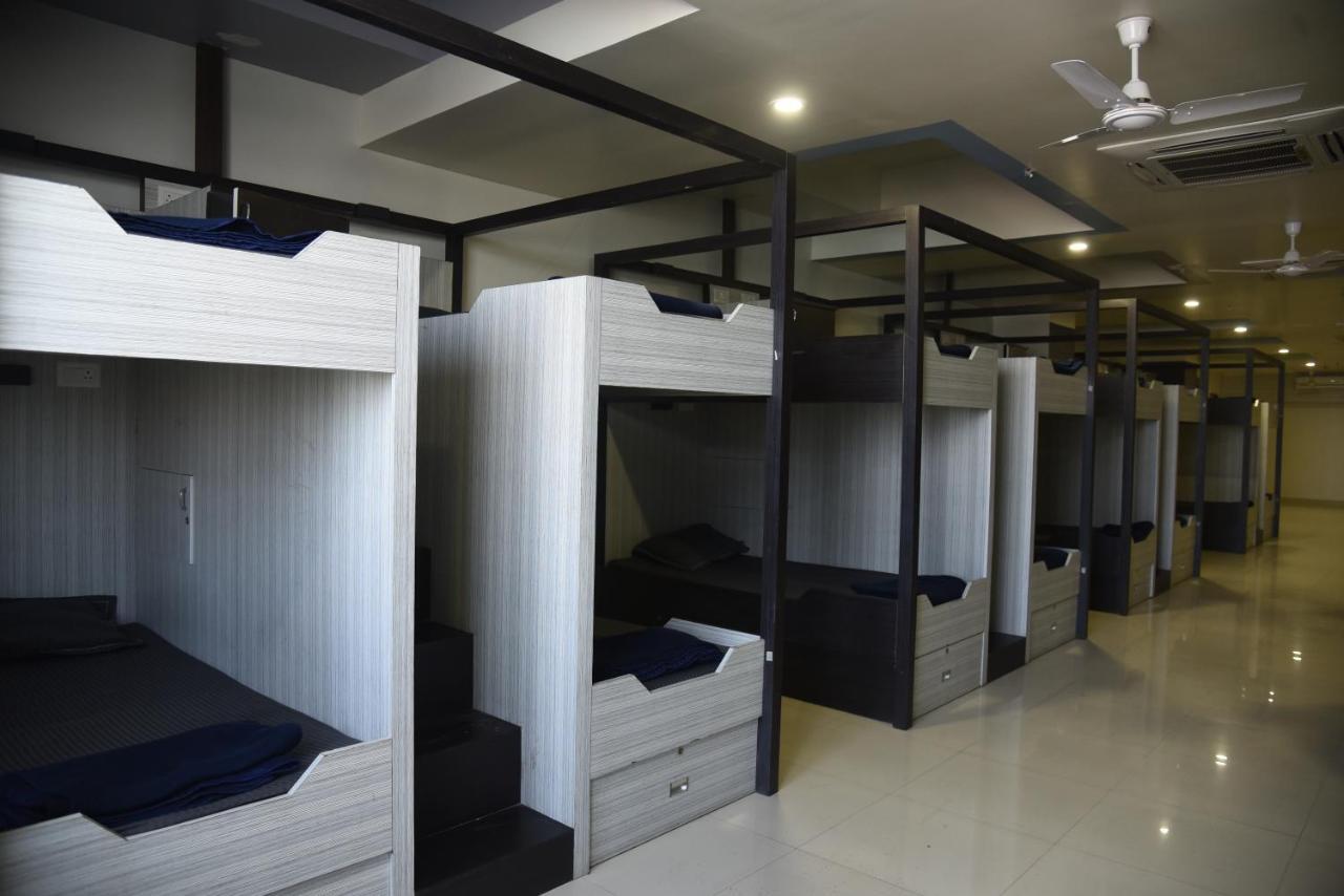 In & Out Dormitory Ahmedabad Luaran gambar