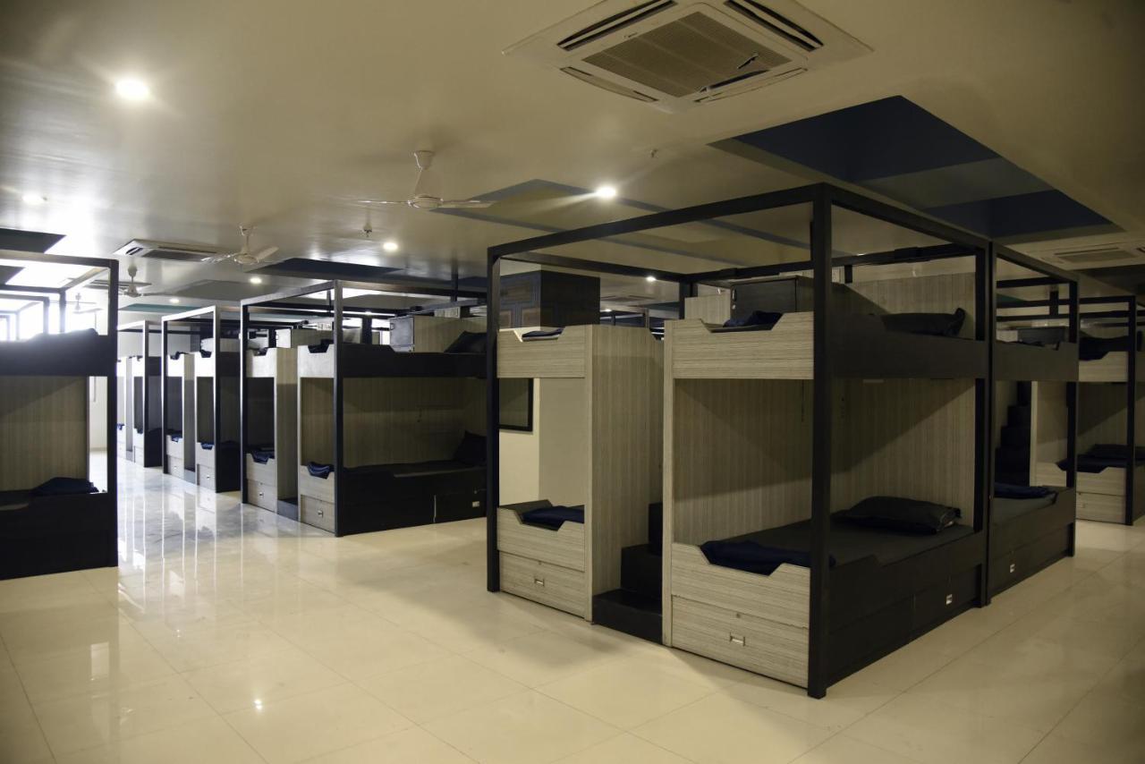 In & Out Dormitory Ahmedabad Luaran gambar