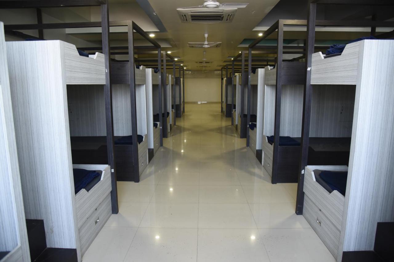 In & Out Dormitory Ahmedabad Luaran gambar