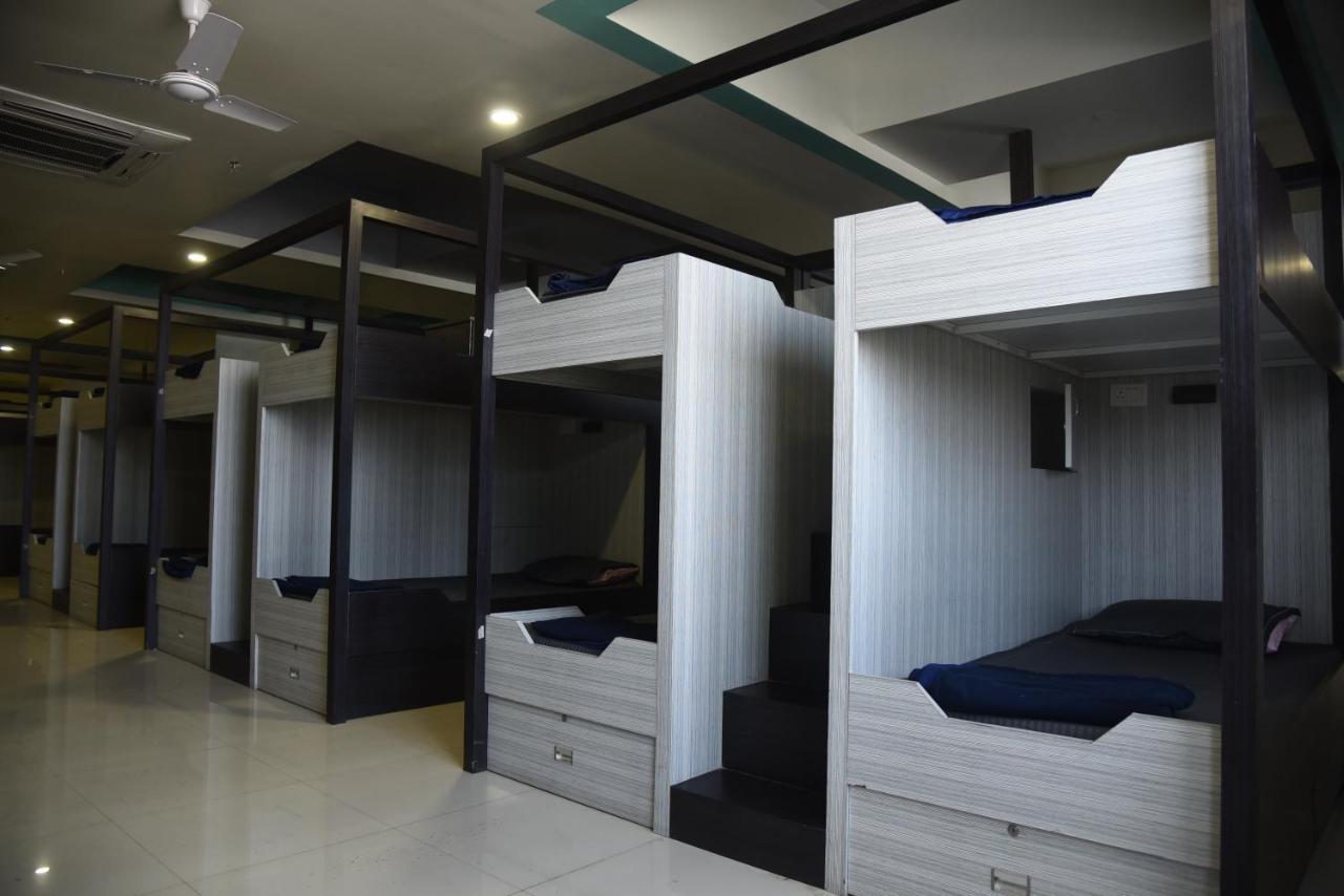 In & Out Dormitory Ahmedabad Luaran gambar