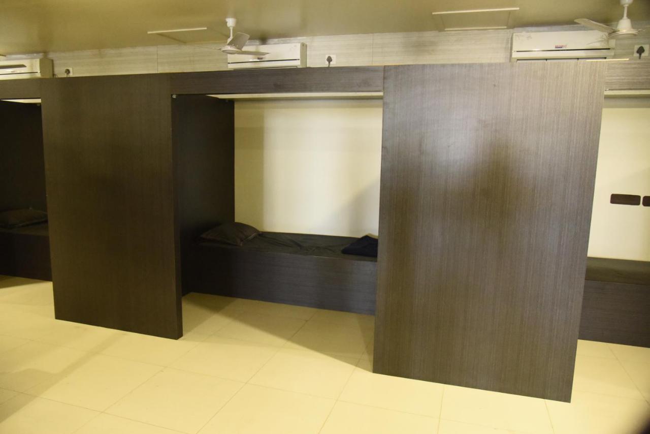 In & Out Dormitory Ahmedabad Luaran gambar