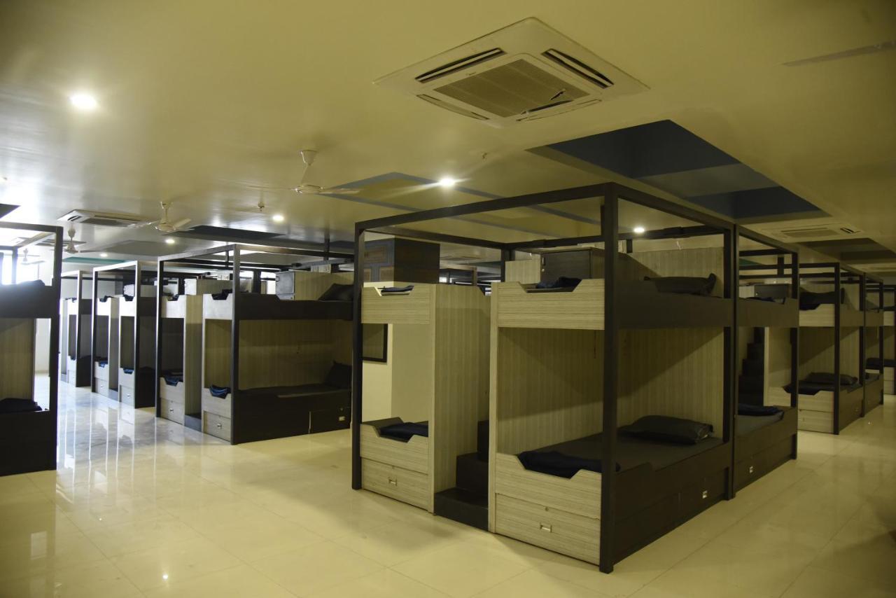 In & Out Dormitory Ahmedabad Luaran gambar