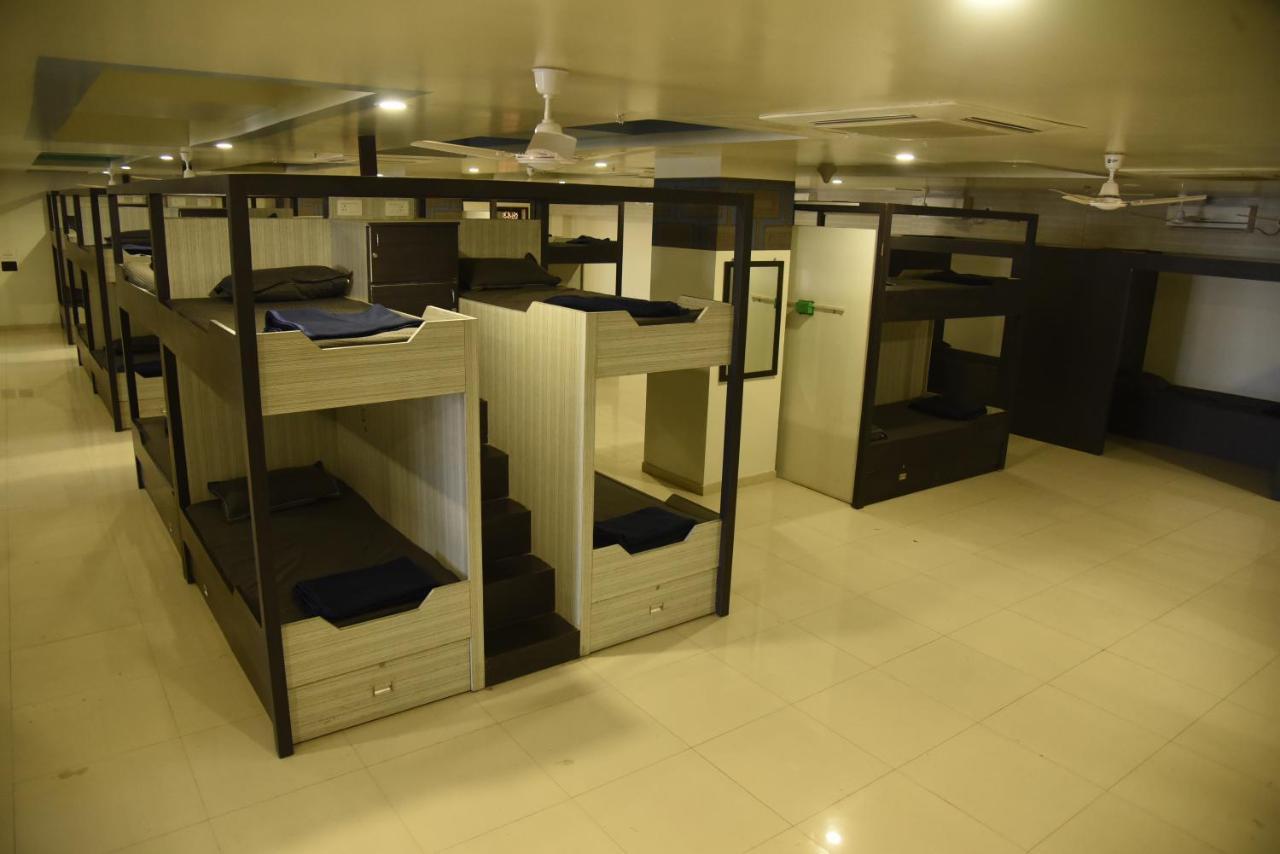 In & Out Dormitory Ahmedabad Luaran gambar