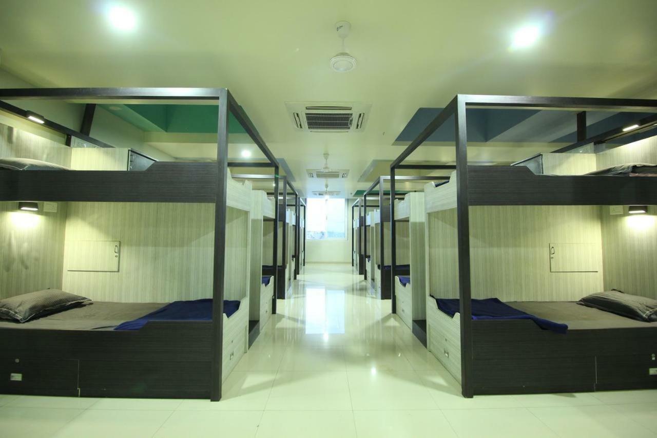 In & Out Dormitory Ahmedabad Luaran gambar