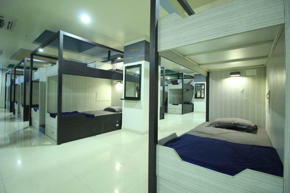 In & Out Dormitory Ahmedabad Luaran gambar