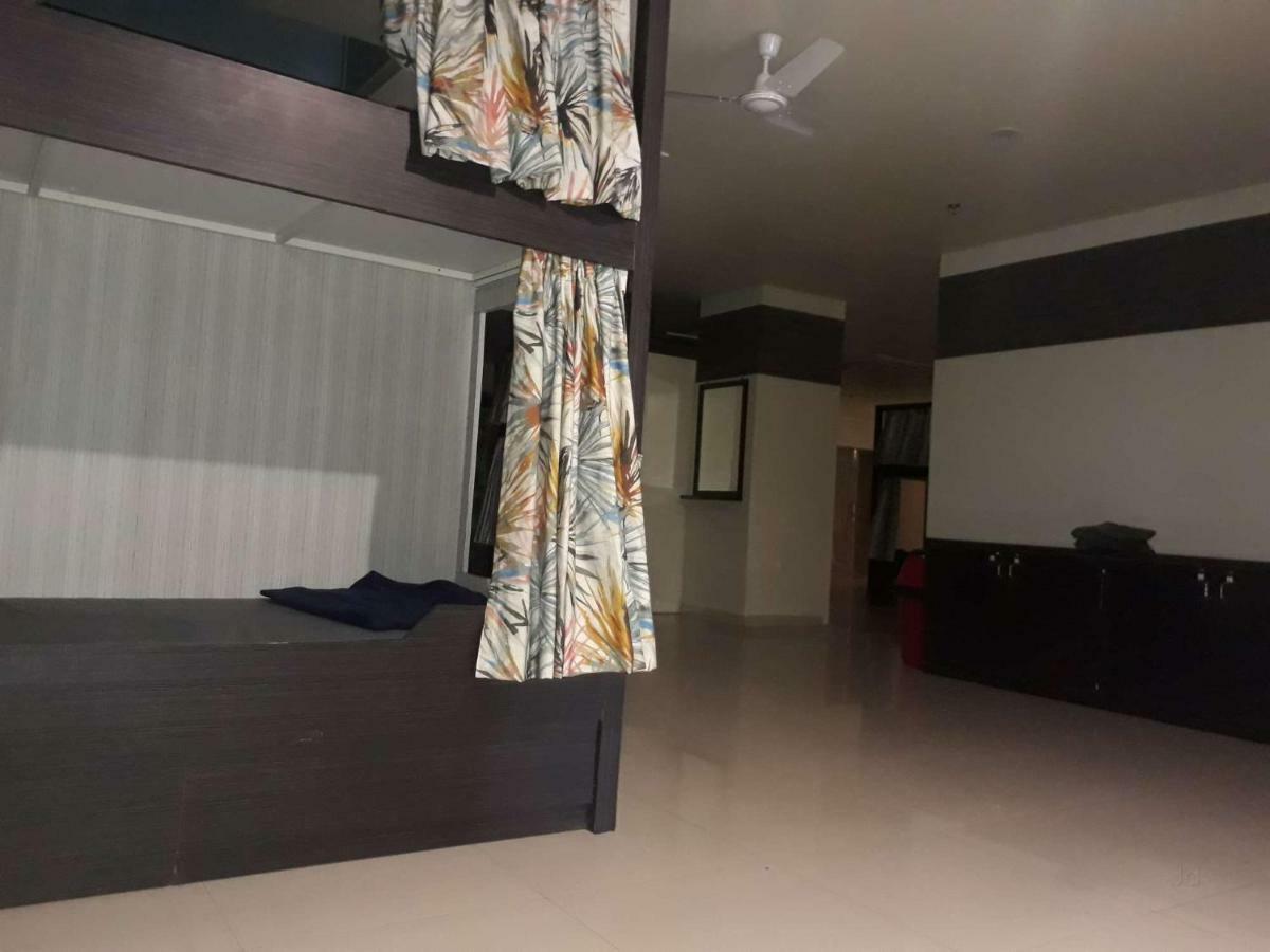 In & Out Dormitory Ahmedabad Luaran gambar